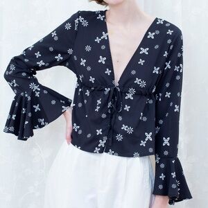 NWT Madisonne Tie Front Bell Sleeve V-Neck Blouse